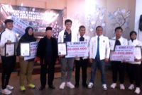 Foto pemberian penghargaan para atlet peraih medali kejuaraan pencak silat PON XXI/2024 Aceh-Medan minggu(29/9/2024)