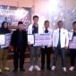 Foto pemberian penghargaan para atlet peraih medali kejuaraan pencak silat PON XXI/2024 Aceh-Medan minggu(29/9/2024)