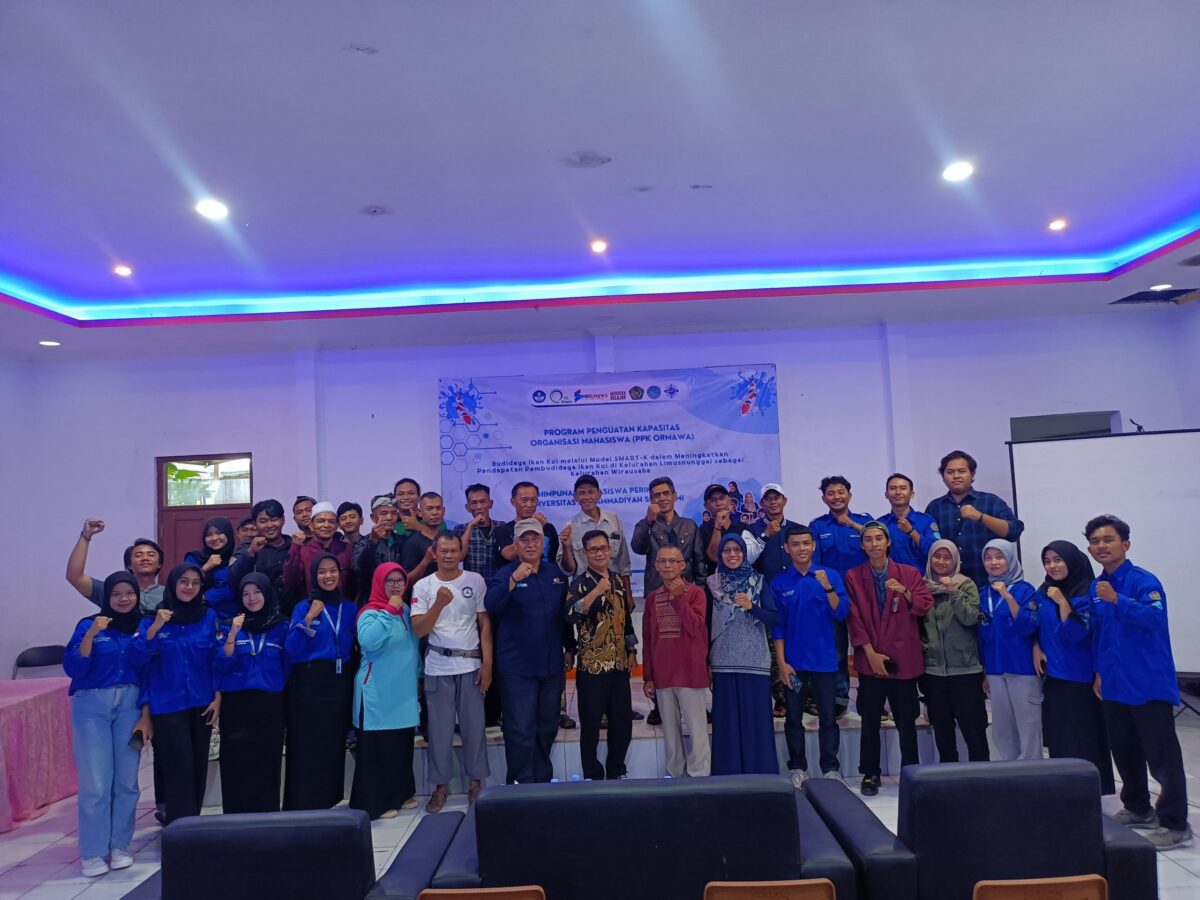 Mahasiswa UMMI saat uji coba budidaya Ikan Koi