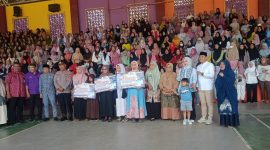 Anggota Komisi X DPR RI dari dapil III SulSel, Mitra Fakhruddin MB menyerahkan surat keputusan (SK) penerima beasiswa Program Indonesia Pintar (PIP) jalur aspirasi kepada ratusan pelajar penerima beasiswa di Alun-alun lapangan Belajen, Kec. Alla, Enrekang, Jumat (20/09/2024).