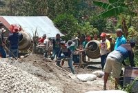 Warga di Kelurahan Lemo, Kecamatan Makale Selatan, Tana Toraja sedang bergotong royong dalam pengerjaan perbaikan ruas jalan  wisata yang rusak.