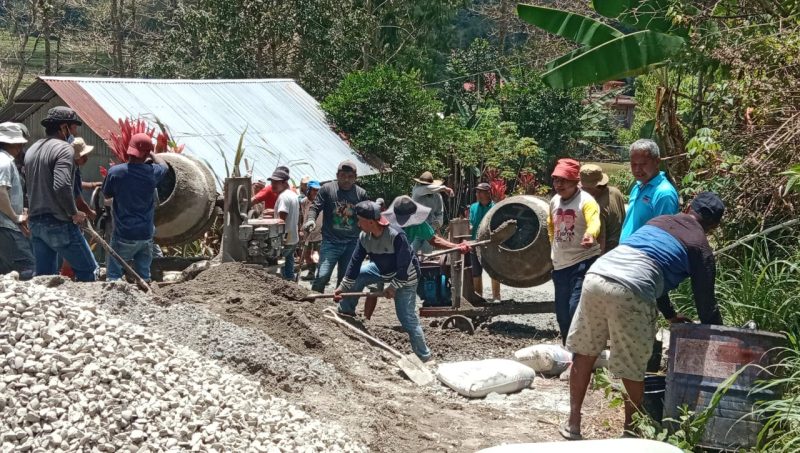 Warga di Kelurahan Lemo, Kecamatan Makale Selatan, Tana Toraja sedang bergotong royong dalam pengerjaan perbaikan ruas jalan  wisata yang rusak.