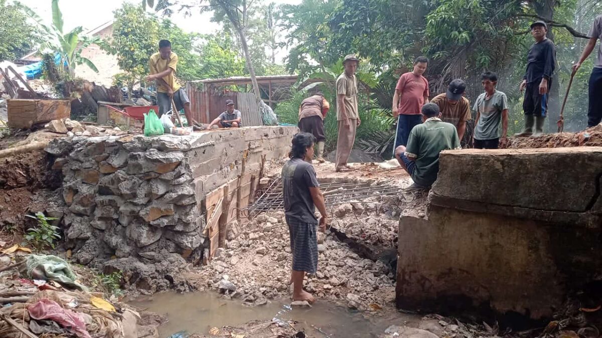 Lokasi Rehab jembatan gotong royong warga lingkungan IX serta V Bukit Kemuning