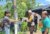 Personil Polsek Sungai Menang di TKP tambak Taufiq Yusuf. SUARA UTAMA.ID.