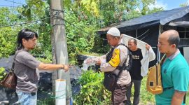 Personil Polsek Sungai Menang di TKP tambak Taufiq Yusuf. SUARA UTAMA.ID.