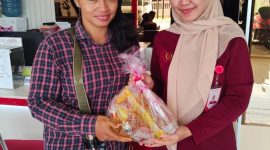 FOTO : Klinik Ramdani Husada Bagikan Sembako kepada Ratusan Peserta BPJS Baru (Andre Hariyanto/SUARA UTAMA)