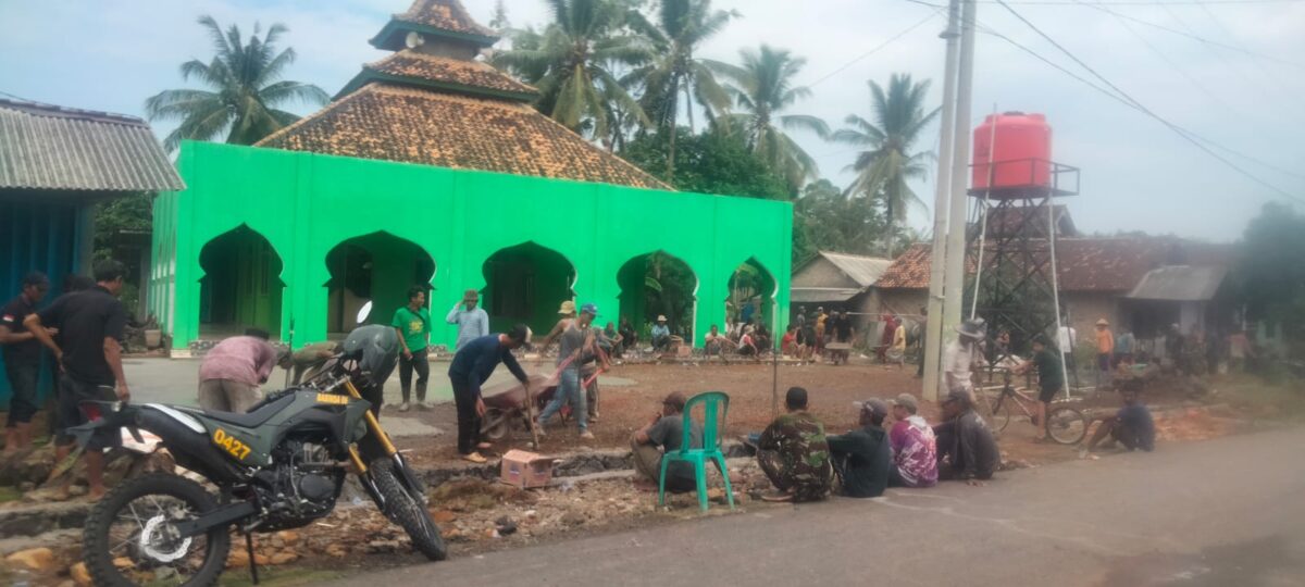Warga Dusun Semoga Jaya Gunung Katun Baradatu, Gelar Gotong Royong Pengecoran Halaman Masjid Nurul Amal (23/10). SuaraUtama.ID