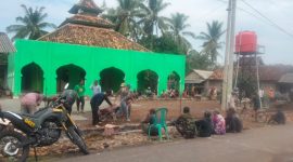 Warga Dusun Semoga Jaya Gunung Katun Baradatu, Gelar Gotong Royong Pengecoran Halaman Masjid Nurul Amal (23/10). SuaraUtama.ID