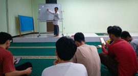 FOTO : Mahasiswa STAIL MQL Putra Belajar Teknik Penulisan Berita, Fokus pada Objektivitas (Andre Hariyanto/SUARA UTAMA)