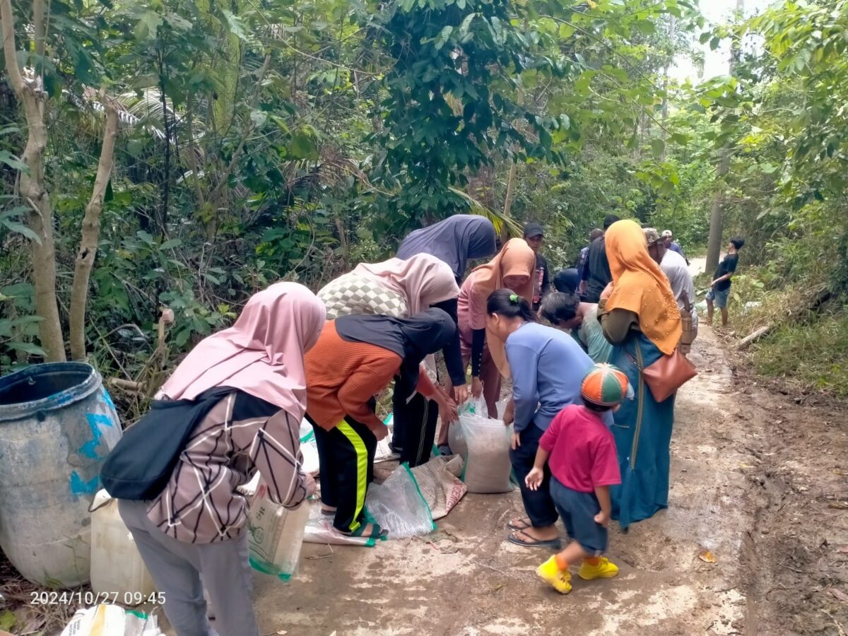 Peserta Gotong Royong Jalan Pekon Kuta Karang, Mempermudah Akses Menuju Sekolah (27/10). SUARA UTAMA.ID.