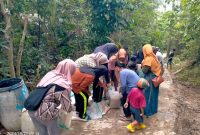 Peserta Gotong Royong Jalan Pekon Kuta Karang, Mempermudah Akses Menuju Sekolah (27/10). SUARA UTAMA.ID.