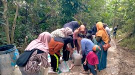 Peserta Gotong Royong Jalan Pekon Kuta Karang, Mempermudah Akses Menuju Sekolah (27/10). SUARA UTAMA.ID.