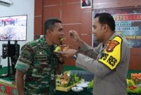 Foto kebersamaan Kapolres Lampung Utara AKBP Tedy Rachesna Bersama Kodim 412 Letkol Inf Hery Edi Prabowo di Aula Alamsyah Ratu Perwira Negara Makodim 412 Kabupaten Lampung Utara(5/10/2024)