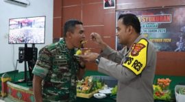 Foto kebersamaan Kapolres Lampung Utara AKBP Tedy Rachesna Bersama Kodim 412 Letkol Inf Hery Edi Prabowo di Aula Alamsyah Ratu Perwira Negara Makodim 412 Kabupaten Lampung Utara(5/10/2024)