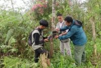 Tim pemasangan kamera di lokasi guna memantau pergerakan Kemunculan Beruang Madu di Lampung Barat (10/10/2024)