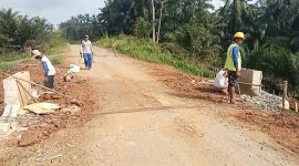 Foto: Para Pekerja di Box Culvert jalan poros Desa Rasau