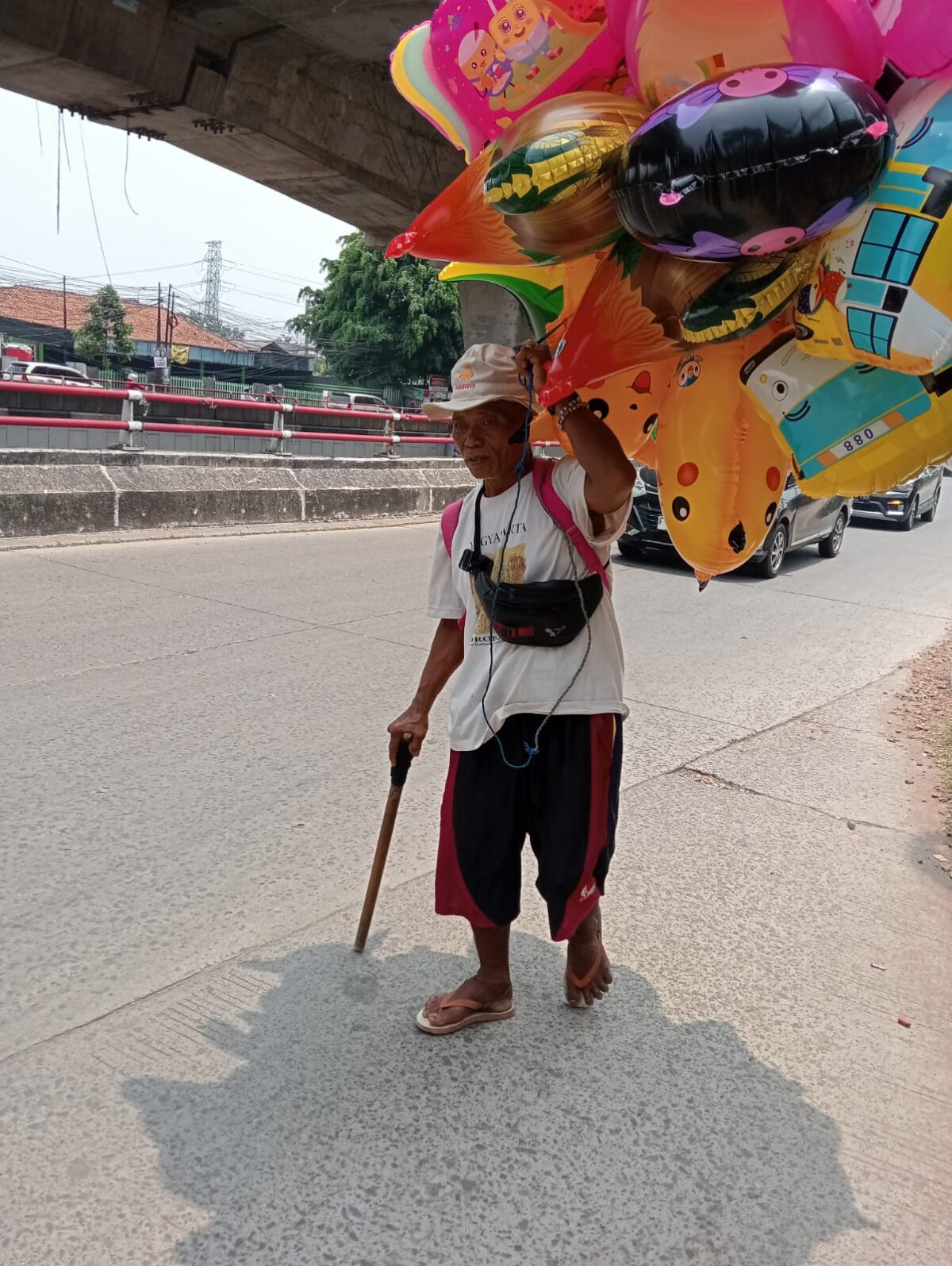 Foto : Anam penjual balon keliling, sedang menyusuri jalan Baru Kota Bogor (Agus Budiana/Suara Utama)