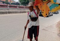 Foto : Anam penjual balon keliling, sedang menyusuri jalan Baru Kota Bogor (Agus Budiana/Suara Utama)