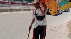 Foto : Anam penjual balon keliling, sedang menyusuri jalan Baru Kota Bogor (Agus Budiana/Suara Utama)
