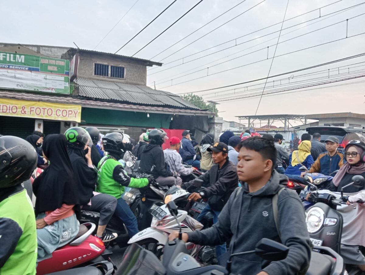 Foto : Pengguna roda 2 saat melintas pada lintasan kereta commuterline jalan Gaperi Bojonggede (Agus Budiana/Suara Utama)