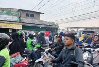 Foto : Pengguna roda 2 saat melintas pada lintasan kereta commuterline jalan Gaperi Bojonggede (Agus Budiana/Suara Utama)