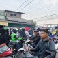 Foto : Pengguna roda 2 saat melintas pada lintasan kereta commuterline jalan Gaperi Bojonggede (Agus Budiana/Suara Utama)