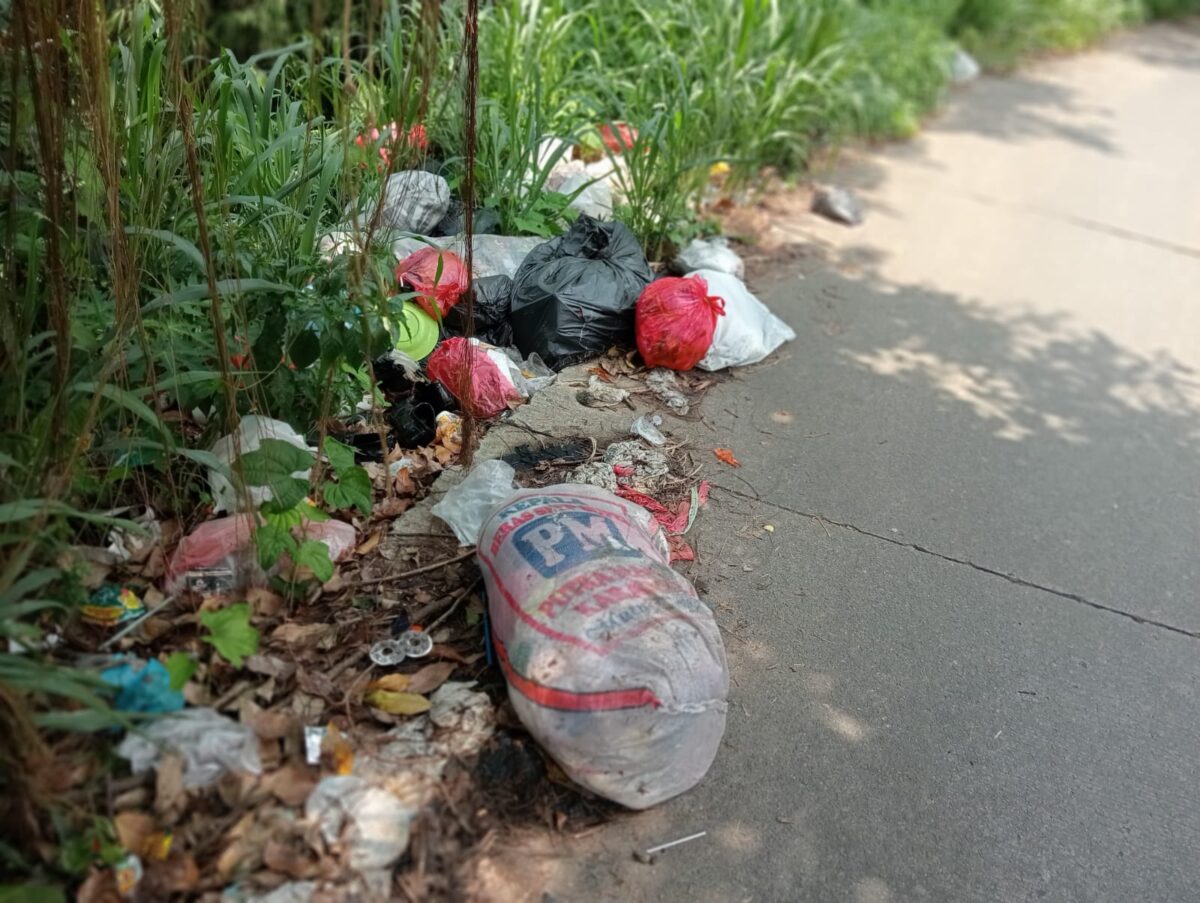 Foto : Salah satu titik lokasi sampah jalan Bojonggede dipinggir sungai kali Baru (Agus Budiana/Sumber Utama)
