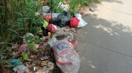 Foto : Salah satu titik lokasi sampah jalan Bojonggede dipinggir sungai kali Baru (Agus Budiana/Sumber Utama)