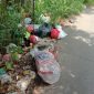 Foto : Salah satu titik lokasi sampah jalan Bojonggede dipinggir sungai kali Baru (Agus Budiana/Sumber Utama)