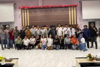 Foto bersama tim pemenangan calon bupati dan wakil bupati nomor urut 1, melakukan pertemuan dengan Tim Relawan ZATRIA