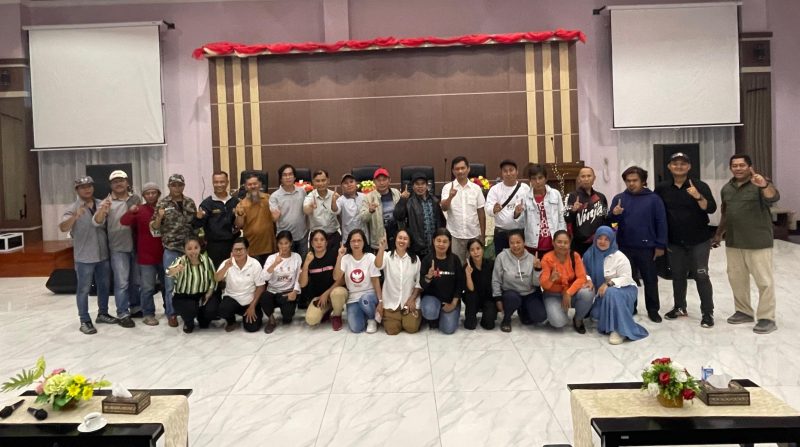 Foto bersama tim pemenangan calon bupati dan wakil bupati nomor urut 1, melakukan pertemuan dengan Tim Relawan ZATRIA