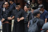 dr. Zadrak Tombeg bersama Viktor Datuan Batara dalam acara Rambu Solo di Bittuang, Tana Toraja.