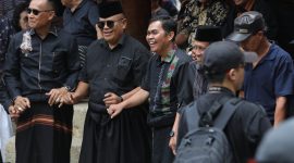 dr. Zadrak Tombeg bersama Viktor Datuan Batara dalam acara Rambu Solo di Bittuang, Tana Toraja.