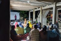 dr. Zadrak sedang bersilaturrahmi dengan keluarga besar tongkonan Sassa di Gasing, kecamatan Mengkendek.