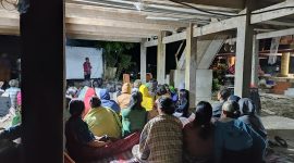 dr. Zadrak sedang bersilaturrahmi dengan keluarga besar tongkonan Sassa di Gasing, kecamatan Mengkendek.