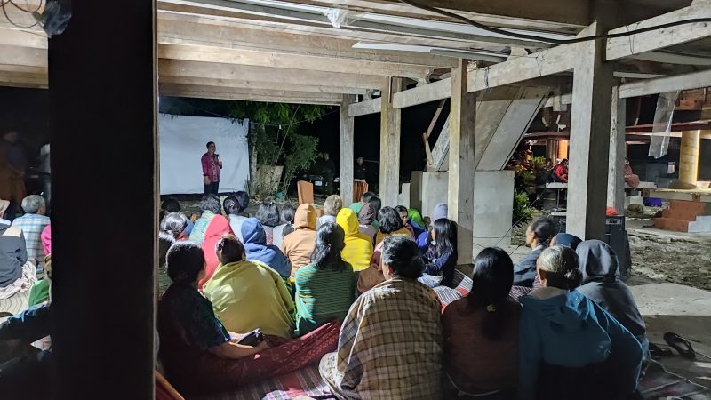 dr. Zadrak sedang bersilaturrahmi dengan keluarga besar tongkonan Sassa di Gasing, kecamatan Mengkendek.