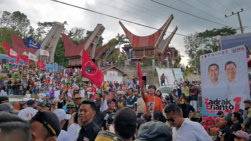 Ribuan massa tumpah ruah hadiri pengukuhan tim pemenangan Zatria di paroppo, kecamatan malimbong balepe, jumat (18/10/2024).