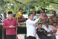 dr. Zadrak-Erianto tengah menyampaikan Visi-Misi di hadapan khalayak di Ke'pe Tinoreng, Kecamatan Mengkendek, Kamis (24/10/2024).