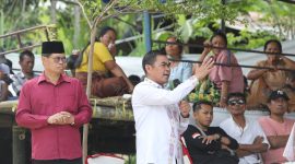 dr. Zadrak-Erianto tengah menyampaikan Visi-Misi di hadapan khalayak di Ke'pe Tinoreng, Kecamatan Mengkendek, Kamis (24/10/2024).