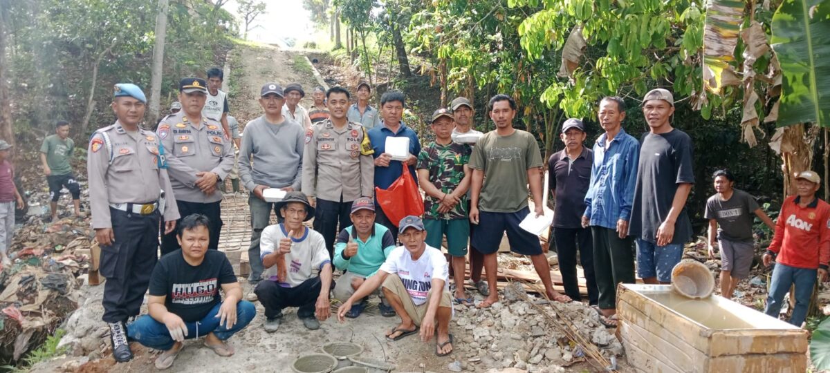 Foto Bersama kapolsek beserta warga saat di lokasi kegiatan gotong royong rehab jembatan penghubung lingkungan IX danV.Bukit Kemuning(25/10/2024)