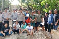 Foto Bersama kapolsek beserta warga saat di lokasi kegiatan gotong royong rehab jembatan penghubung lingkungan IX danV.Bukit Kemuning(25/10/2024)