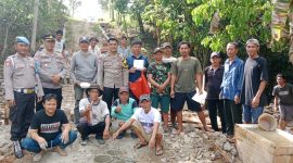 Foto Bersama kapolsek beserta warga saat di lokasi kegiatan gotong royong rehab jembatan penghubung lingkungan IX danV.Bukit Kemuning(25/10/2024)