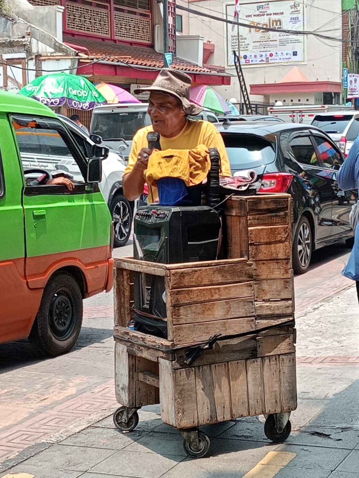 FOTO : W Siregar sedang menyanyikan beberapa lagu di jalan surya kencana Bogor (Agus Budiana/SUARA UTAMA)