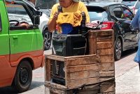 FOTO : W Siregar sedang menyanyikan beberapa lagu di jalan surya kencana Bogor (Agus Budiana/SUARA UTAMA)