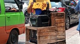 FOTO : W Siregar sedang menyanyikan beberapa lagu di jalan surya kencana Bogor (Agus Budiana/SUARA UTAMA)