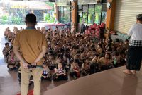 Ratusan murid SD mengikuti kunjungan mengenal keberagaman  ke Pura Agung Tirta Bhuna Bekasi (Foto: I Wayan Agus)