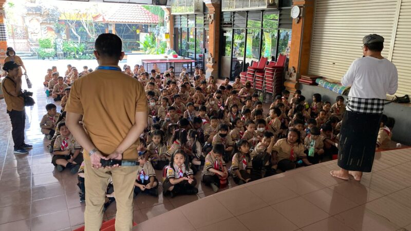 Ratusan murid SD mengikuti kunjungan mengenal keberagaman  ke Pura Agung Tirta Bhuna Bekasi (Foto: I Wayan Agus)