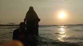 Dokumentasi saat terapi dilaut bersama Istrinya daeng Situju