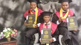 Ilustrasi wisudawan saat berfose di salah satu studi di solo