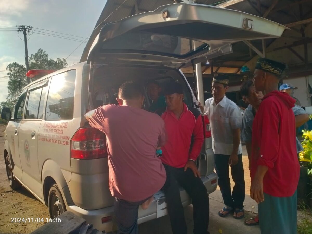 Korban dibawa mobil ambulan ke TPU Tata Kota Dipasena Rawajitu Timur. SUARA UTAMA.ID